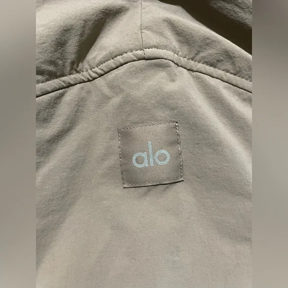 ALO Yoga NWT Cropped Mountain Peak Full Zip hoodie Jacket Mushroom Color Size L
